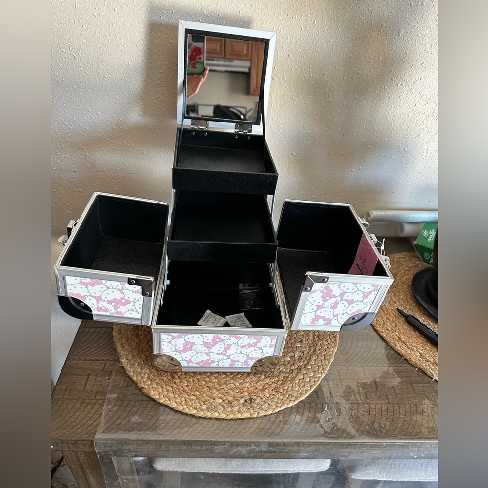 Hello Kitty makeup case - Picture 4 of 4
